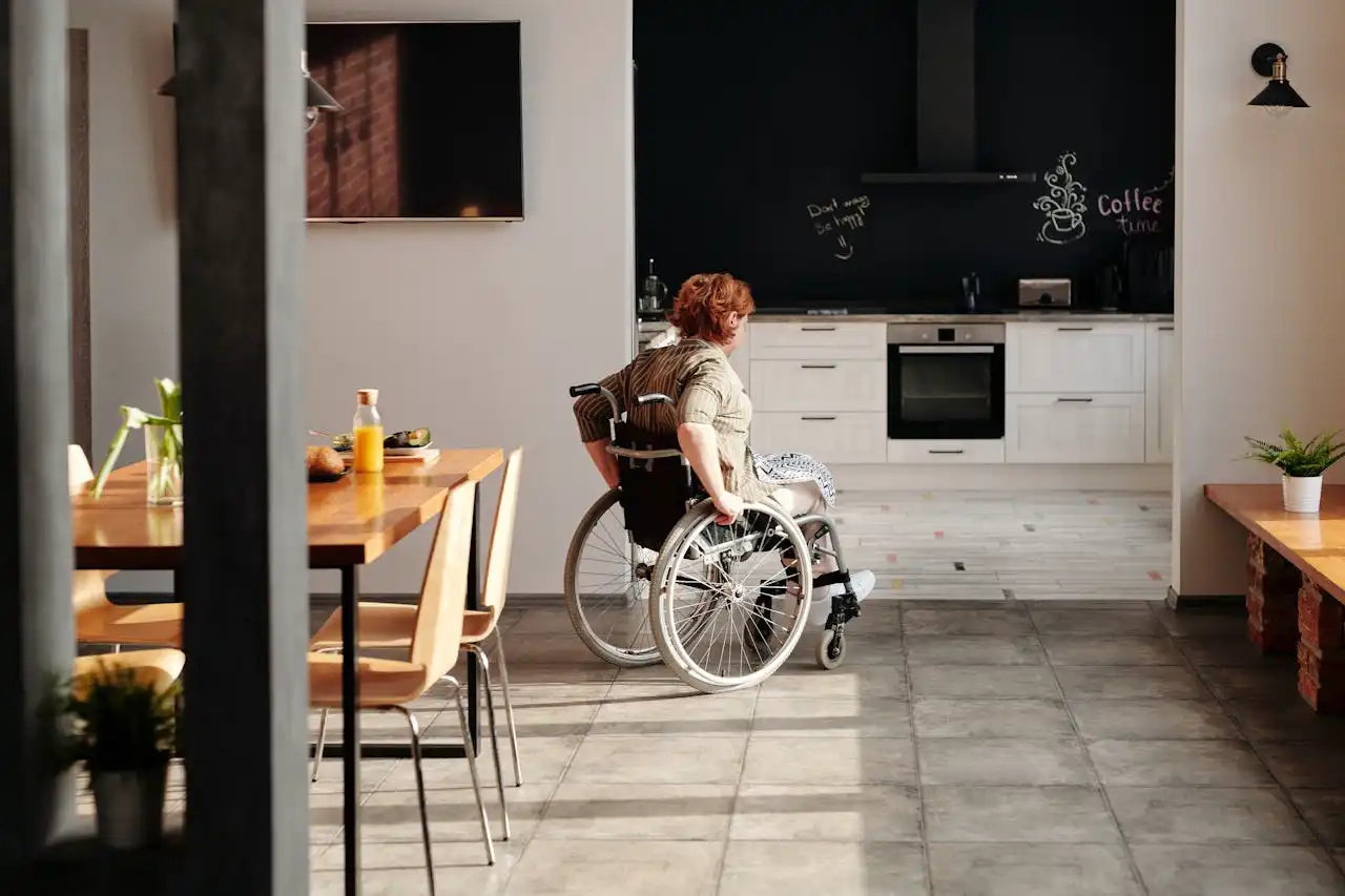 Femme en fauteuil roulant préparant son déménagement dans un logement accessible